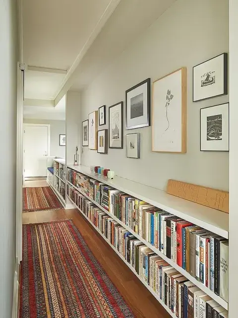El pasillo es ideal para crear una mini galería. El pasillo es ideal para crear una mini galería.