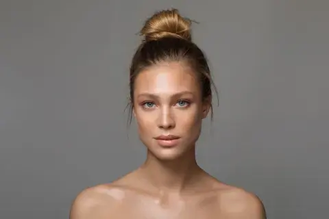Las cejas más finas pueden estilizar el rostro y suavizar las facciones, especialmente en caras pequeñas o con rasgos delicados.