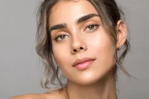Las cejas más pobladas suelen favorecer a rostros con rasgos marcados o proporciones amplias, ya que aportan equilibrio y presencia.