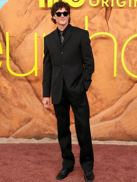 Jacob Elordi con un outfit total black en la red carpet Jacob Elordi con un outfit total black en la red carpet