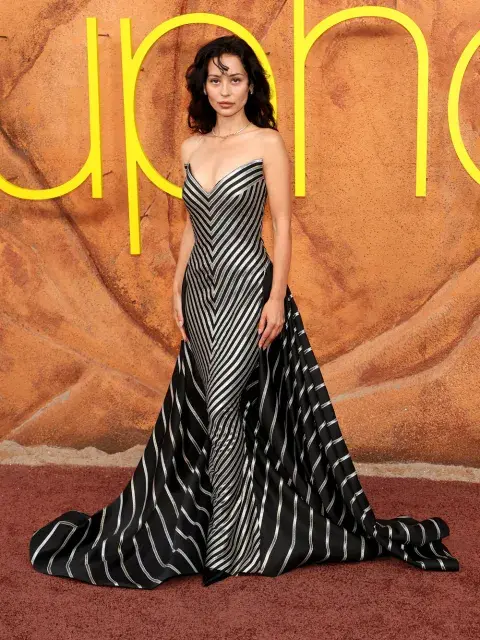 Alexa Demie con un vestido en plata y negro con escote en V y cola Alexa Demie con un vestido en plata y negro con escote en V y cola