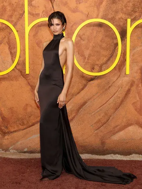 Zendaya apostó por un look que habla su idioma favorito: la elegancia depurada. Zendaya apostó por un look que habla su idioma favorito: la elegancia depurada.