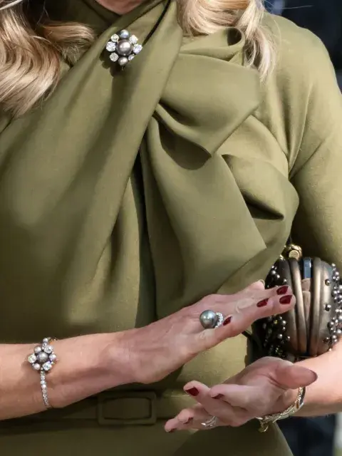 Esta capacidad de transformar una misma prenda a partir del styling es una de las claves del vestidor de Máxima: no repite, reinterpreta.