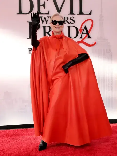 Streep, en tanto, reforzó su impronta como Miranda Priestly con una capa de cuero rojo de Givenchy, acompañada de accesorios negros que aportaron dramatismo y carácter. Streep, en tanto, reforzó su impronta como Miranda Priestly con una capa de cuero rojo de Givenchy, acompañada de accesorios negros que aportaron dramatismo y carácter.
