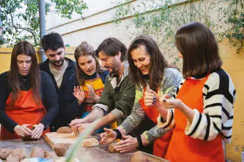 Mujeres haciendo alfarería
