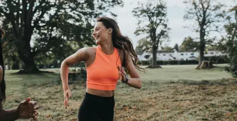 Foto de mujer corriendo. Foto de mujer corriendo.