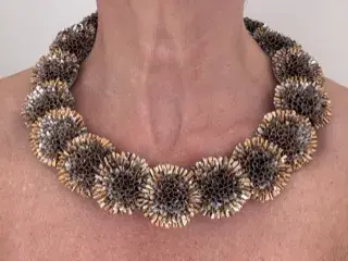 Andrea de Navarrete: la diseñadora que transforma residuos en joyería contemporánea sostenible Andrea de Navarrete: la diseñadora que transforma residuos en joyería contemporánea sostenible