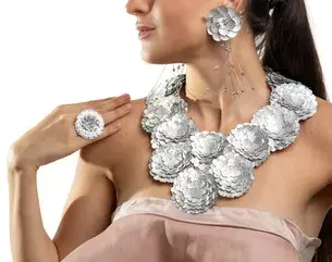 Andrea de Navarrete: la diseñadora que transforma residuos en joyería contemporánea sostenible Andrea de Navarrete: la diseñadora que transforma residuos en joyería contemporánea sostenible