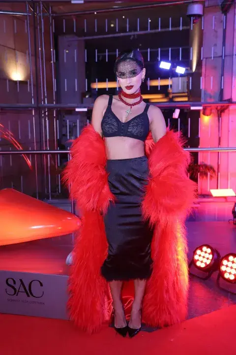 Juli Poggio con un outfit muy sexy en rojo y negro Juli Poggio con un outfit muy sexy en rojo y negro
