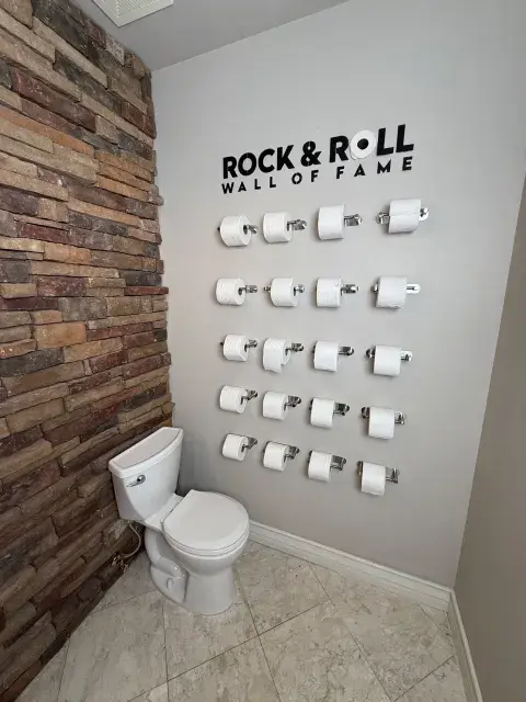 Baño de la casa de Justin Flom. Baño de la casa de Justin Flom.
