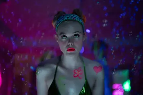 Elle Fanning como Margo.