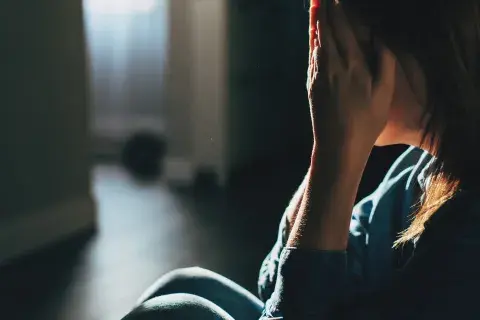 Foto de mujer sufriendo ansiedad.
