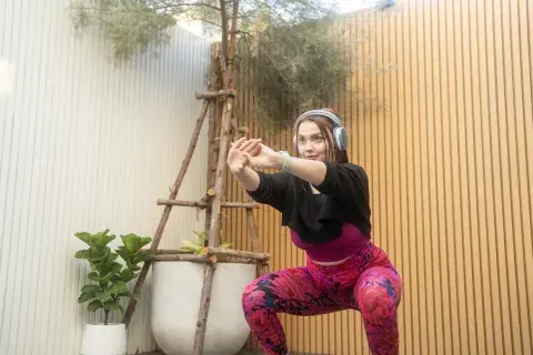 Foto de mujer que hace sentadillas. Foto de mujer que hace sentadillas.