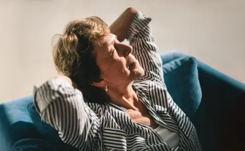 Foto de mujer descansando.