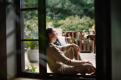 Mujer en la ventana. Mujer en la ventana.