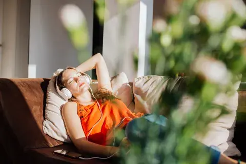 Foto de mujer descansando.