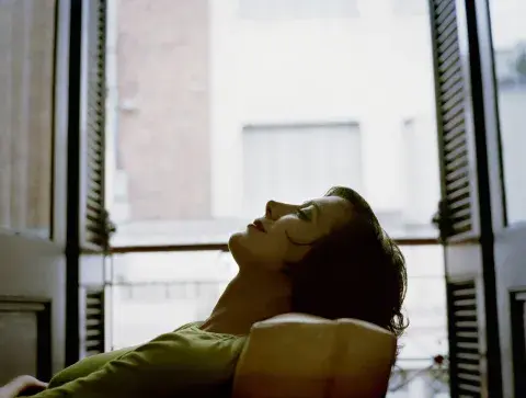 Foto de mujer descansando.