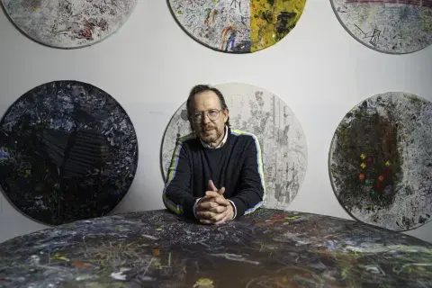 Guillermo Kuitca en su estudio, rodeado por los Diarios: una serie iniciada en los 90 que hoy se presenta completa en ArtHaus Guillermo Kuitca en su estudio, rodeado por los Diarios: una serie iniciada en los 90 que hoy se presenta completa en ArtHaus