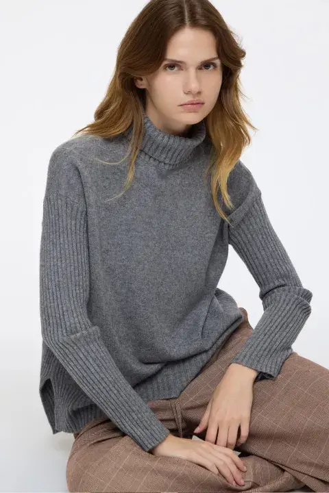 El gris es un básico que no falla. Queda súper con azul y el color borgoña (CUESTA BLANCA $ 46.990) El gris es un básico que no falla. Queda súper con azul y el color borgoña (CUESTA BLANCA $ 46.990)