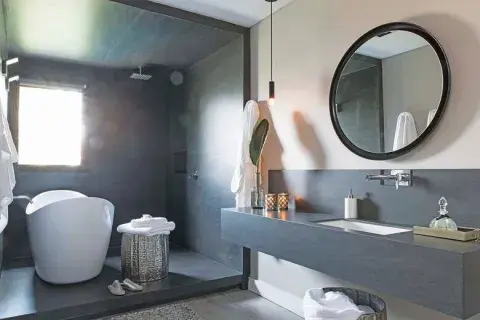 Pequeñas decisiones —como definir la ducha como un volumen o unificar materiales— pueden transformar por completo la percepción del espacio.