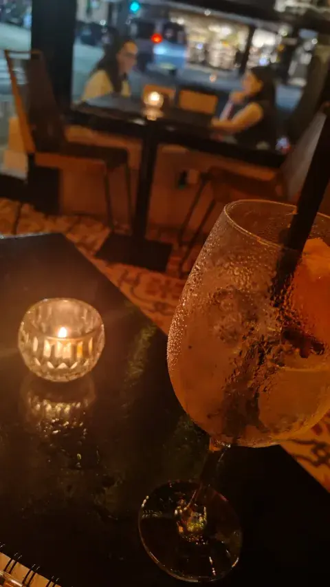 Blanco de Otoño, un trago simple, aromático y perfecto para esta época. Blanco de Otoño, un trago simple, aromático y perfecto para esta época.