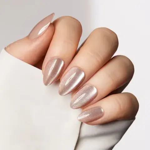 Foto de uñas color champagne.