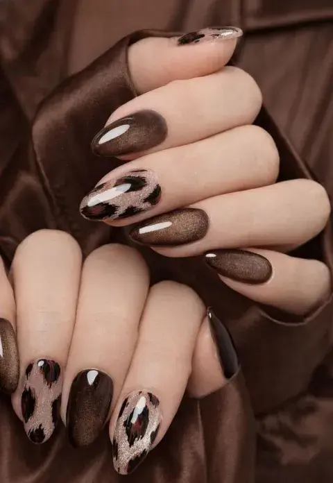 Foto de uñas marrones.