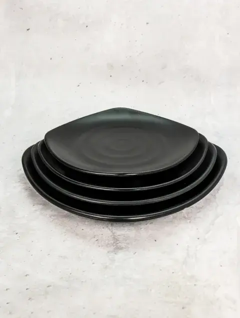 Platos de melamina de diseño espiral, disponibles en Morph.