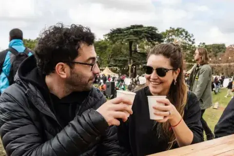 El sábado 18 y domingo 19 de abril, Cafecito BA te espera en la Plaza de las Naciones Unidas, con más de 25 puestos de café de especialidad, música en vivo, juegos para compartir en familia y mucho más El sábado 18 y domingo 19 de abril, Cafecito BA te espera en la Plaza de las Naciones Unidas, con más de 25 puestos de café de especialidad, música en vivo, juegos para compartir en familia y mucho más