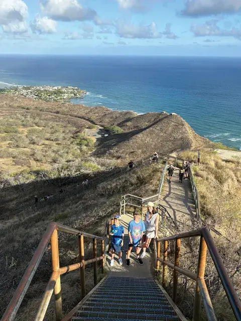 Este sendero que sube al cráter de un volcán inactivo es un monumento estatal de Oahu y parte de la típica postal de Waikiki. Este sendero que sube al cráter de un volcán inactivo es un monumento estatal de Oahu y parte de la típica postal de Waikiki.