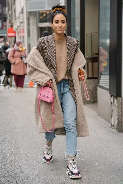 La clave no está en sumar prendas sin sentido, sino en construir un outfit equilibrado, cómodo y visualmente interesante.