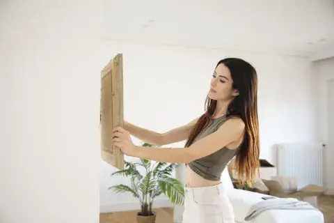 Foto de mujer ordenando su hogar.