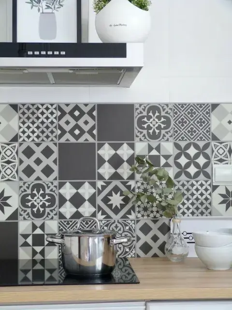 A diferencia de los azulejos tradicionales, el vinilo puede colocarse directamente sobre superficies existentes, evitando polvo, escombros y grandes gastos. A diferencia de los azulejos tradicionales, el vinilo puede colocarse directamente sobre superficies existentes, evitando polvo, escombros y grandes gastos.