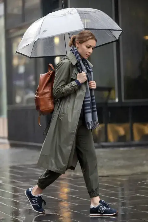  Los accesorios —bufandas XL, gorros de lana, paraguas transparentes— completan el conjunto y transforman un día lluvioso en un escenario para looks urbanos y sofisticados.