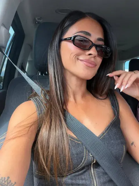 Sumó unos lentes de sol que terminaron de darle ese toque effortless que caracteriza a sus looks.