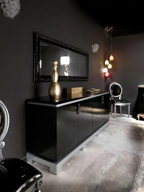 Foto de mueble negro.
