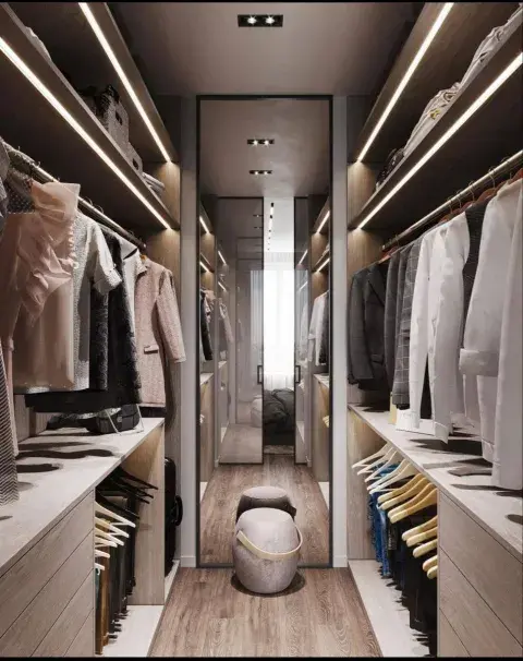 En vestidores pequeños, una mala iluminación puede hacer que el espacio se vea todavía más reducido. Lo ideal es combinar una luz general cálida con iluminación puntual en sectores específicos.