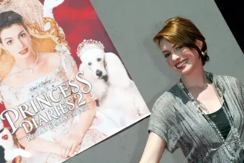 Foto de Anne Hathaway en la premiere de El diario de la princesa 2, en 2004. Foto de Anne Hathaway en la premiere de El diario de la princesa 2, en 2004.