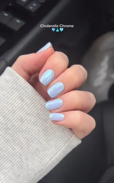 El resultado es una manicura luminosa, sutil y versátil, ideal para quienes quieren sumar tendencia sin caer en diseños demasiado extravagantes.