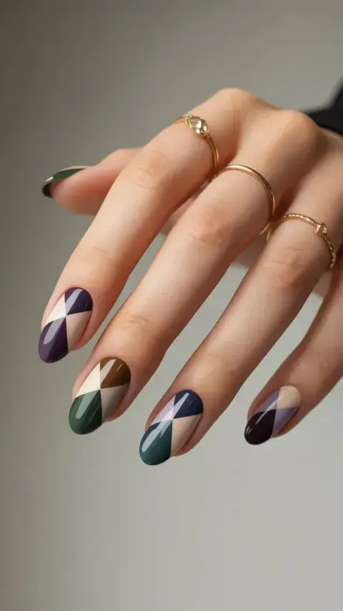 Las frame nails —también conocidas como uñas marco— consisten en delinear el borde de la uña con un color contrastante, generando un efecto óptico sofisticado y moderno.