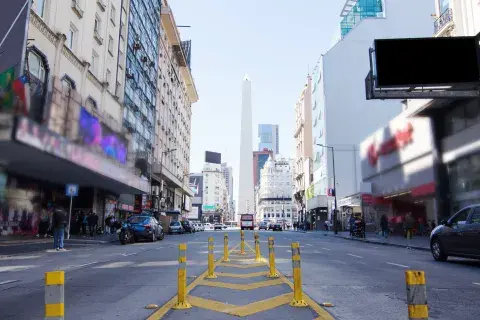 La celebración se extiende a lo largo de la Avenida Corrientes, que se convertirá en un gran paseo peatonal con música en vivo, intervenciones urbanas y una oferta gastronómica ampliada.