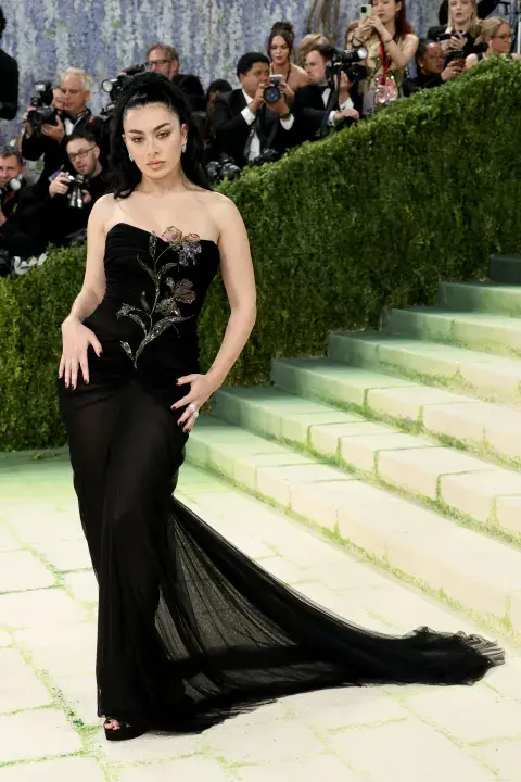 Charli xcx en la Met Gala 2026. Charli xcx en la Met Gala 2026.