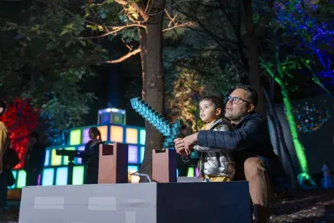 Un padre con su hijo en Minecraft Experience Buenos Aires
