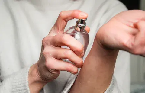 Perfumes de invierno: las notas cálidas y envolventes que son tendencia esta temporada