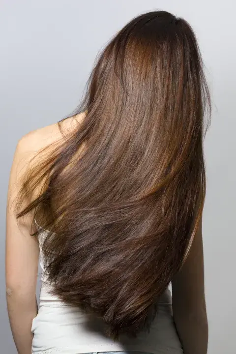 Cálido, brillante y súper natural, es el tono que las castañas van a querer este otoño-invierno: ilumina el pelo, aporta movimiento y tiene ese efecto elegante y effortless que queda bien siempre.