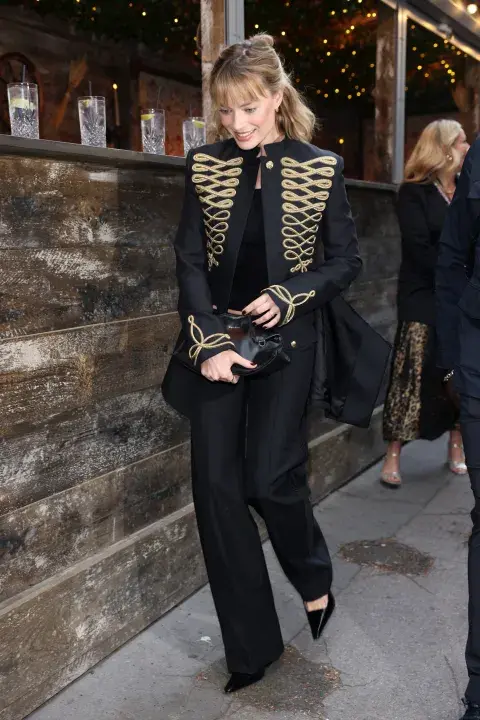 Esta vez, la actriz apareció en Londres con un look de inspiración militar que rápidamente captó la atención de la industria fashion y confirmó el regreso del llamado soldiercore.
