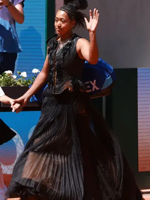 En su debut en Roland Garros 2026, la tenista japonesa sorprendió con un impactante outfit inspirado en el brillo de la Torre Eiffel