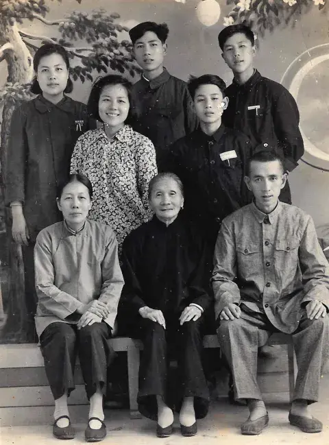 Parte de la familia de ancestros de Karina Gao. Parte de la familia de ancestros de Karina Gao.