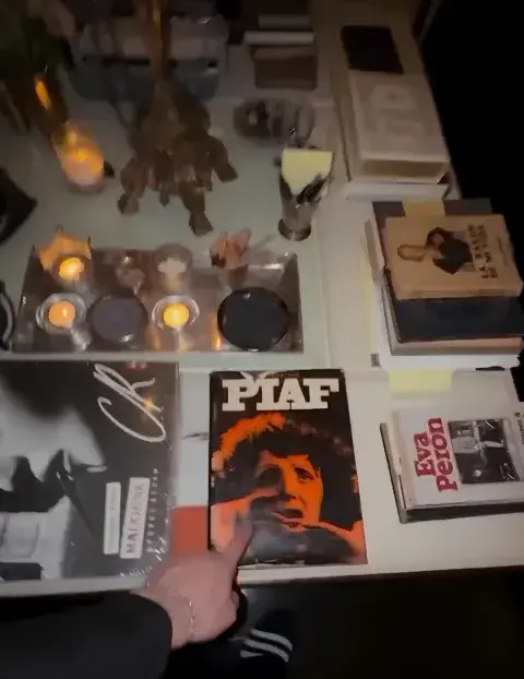 Foto de un libro sobre Eva Perón en la casa de Madonna en Nueva York.