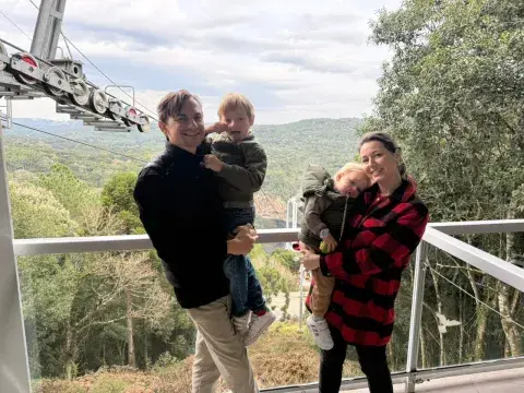 lucia_junto_a_su_marido_y_dos_hijos.jpeg lucia_junto_a_su_marido_y_dos_hijos.jpeg